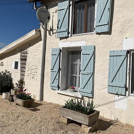 Le Jardin De Rose 24 Feuillebert Romagne 86700 Bed & Breakfast Exterior photo