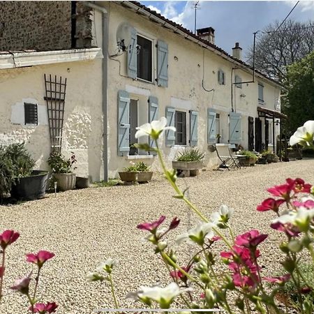 Le Jardin De Rose 24 Feuillebert Romagne 86700 Bed & Breakfast Exterior photo
