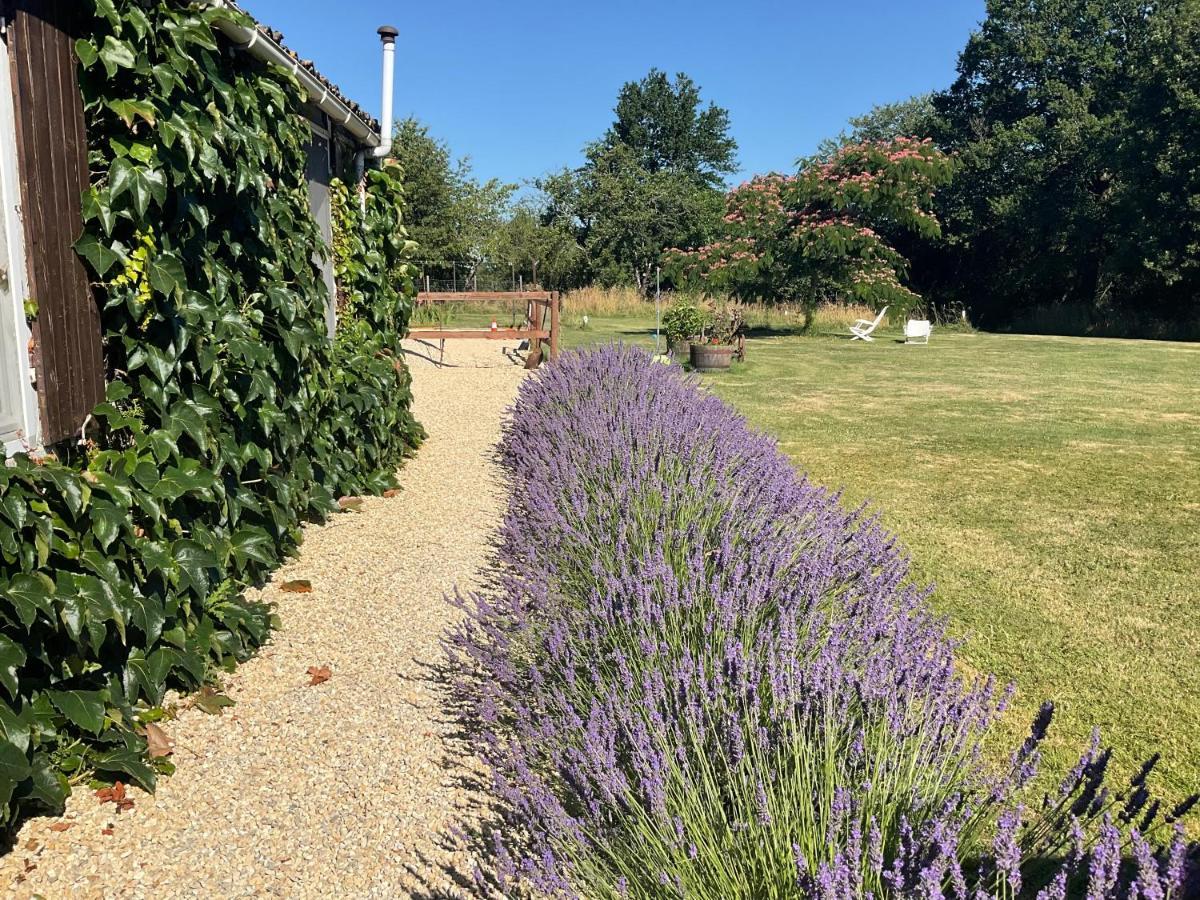 Le Jardin De Rose 24 Feuillebert Romagne 86700 Bed & Breakfast Exterior photo