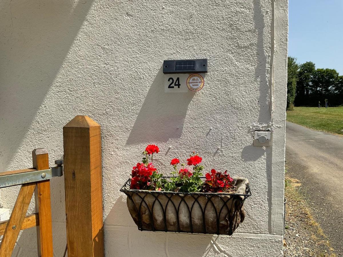 Le Jardin De Rose 24 Feuillebert Romagne 86700 Bed & Breakfast Exterior photo