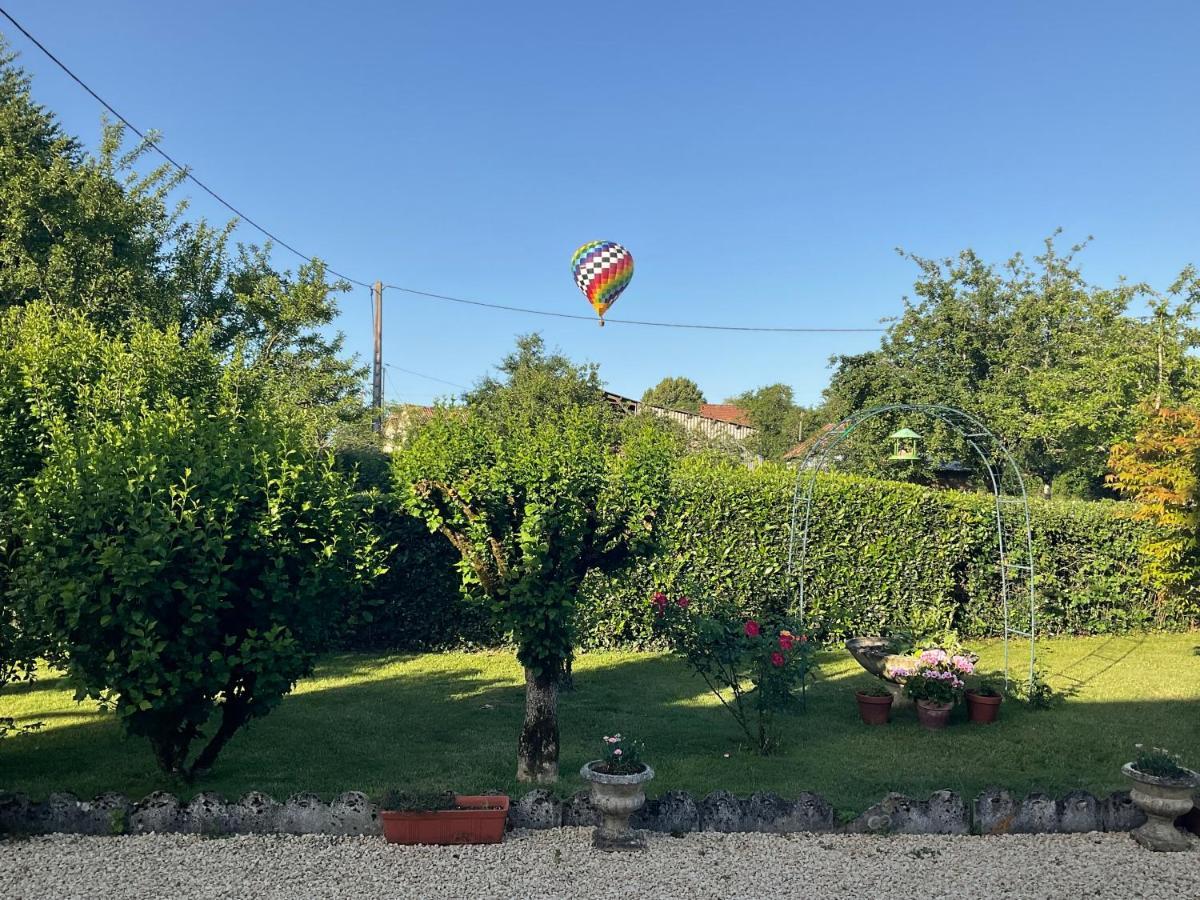 Le Jardin De Rose 24 Feuillebert Romagne 86700 Bed & Breakfast Exterior photo