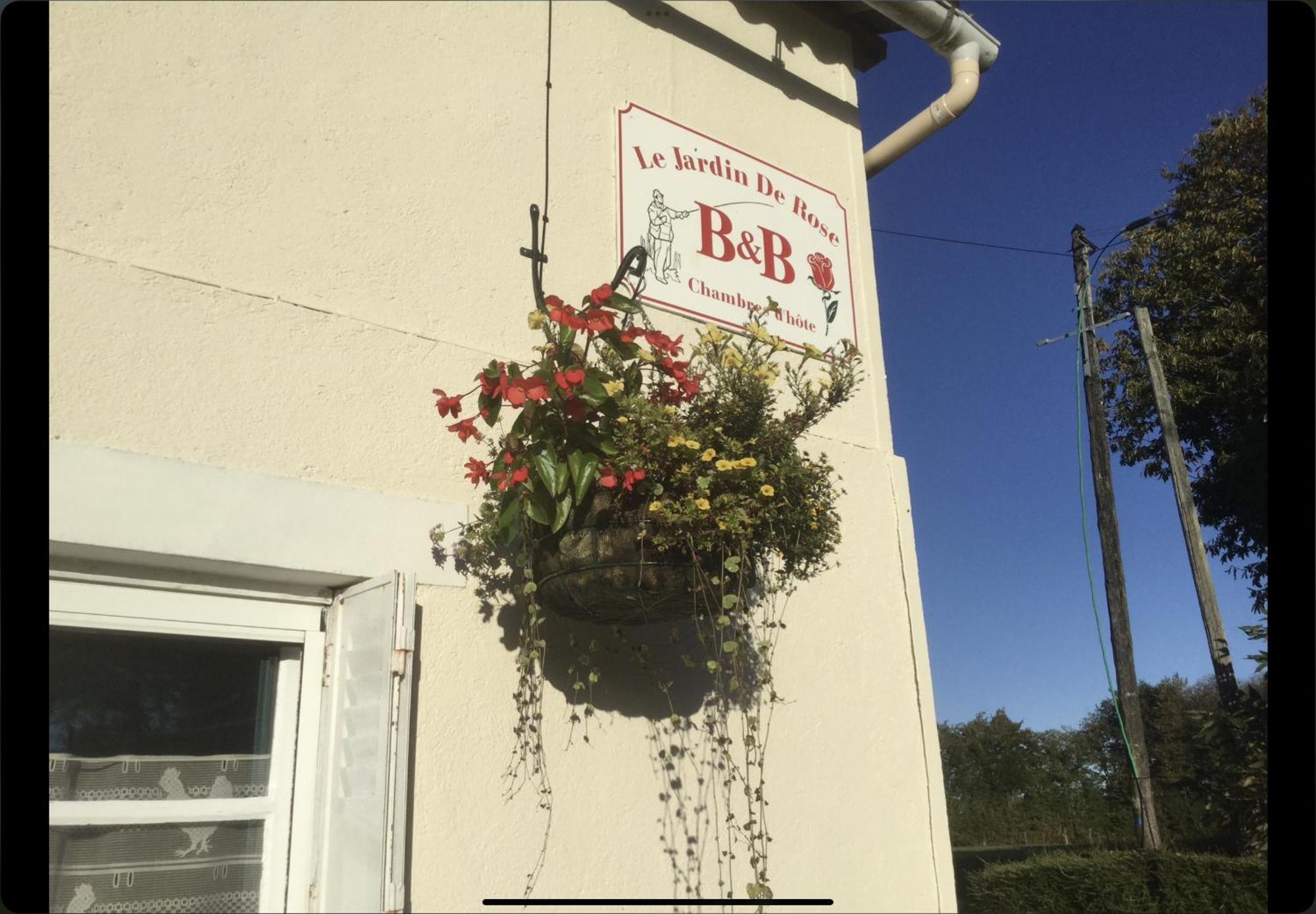 Le Jardin De Rose 24 Feuillebert Romagne 86700 Bed & Breakfast Exterior photo