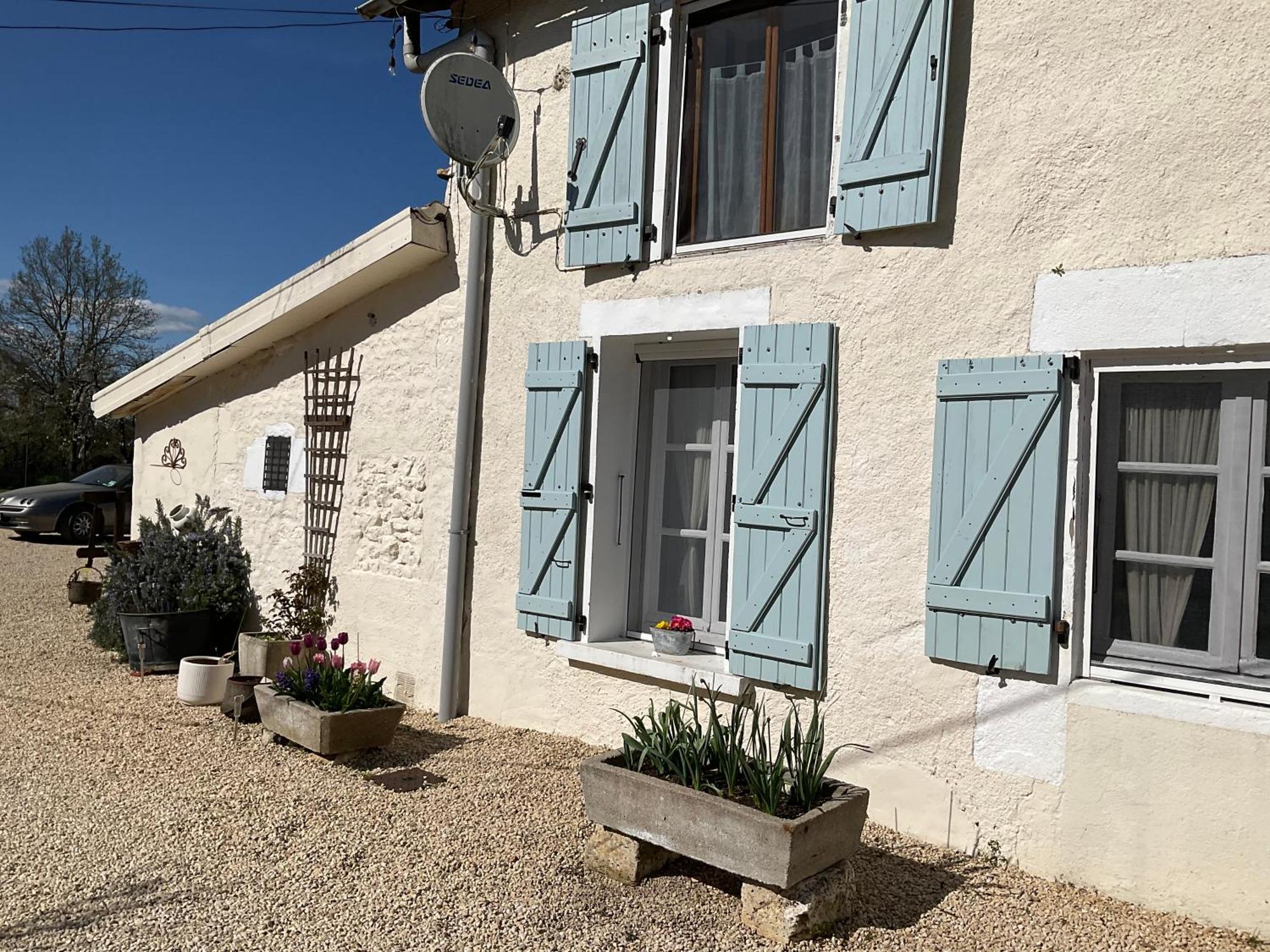 Le Jardin De Rose 24 Feuillebert Romagne 86700 Bed & Breakfast Exterior photo
