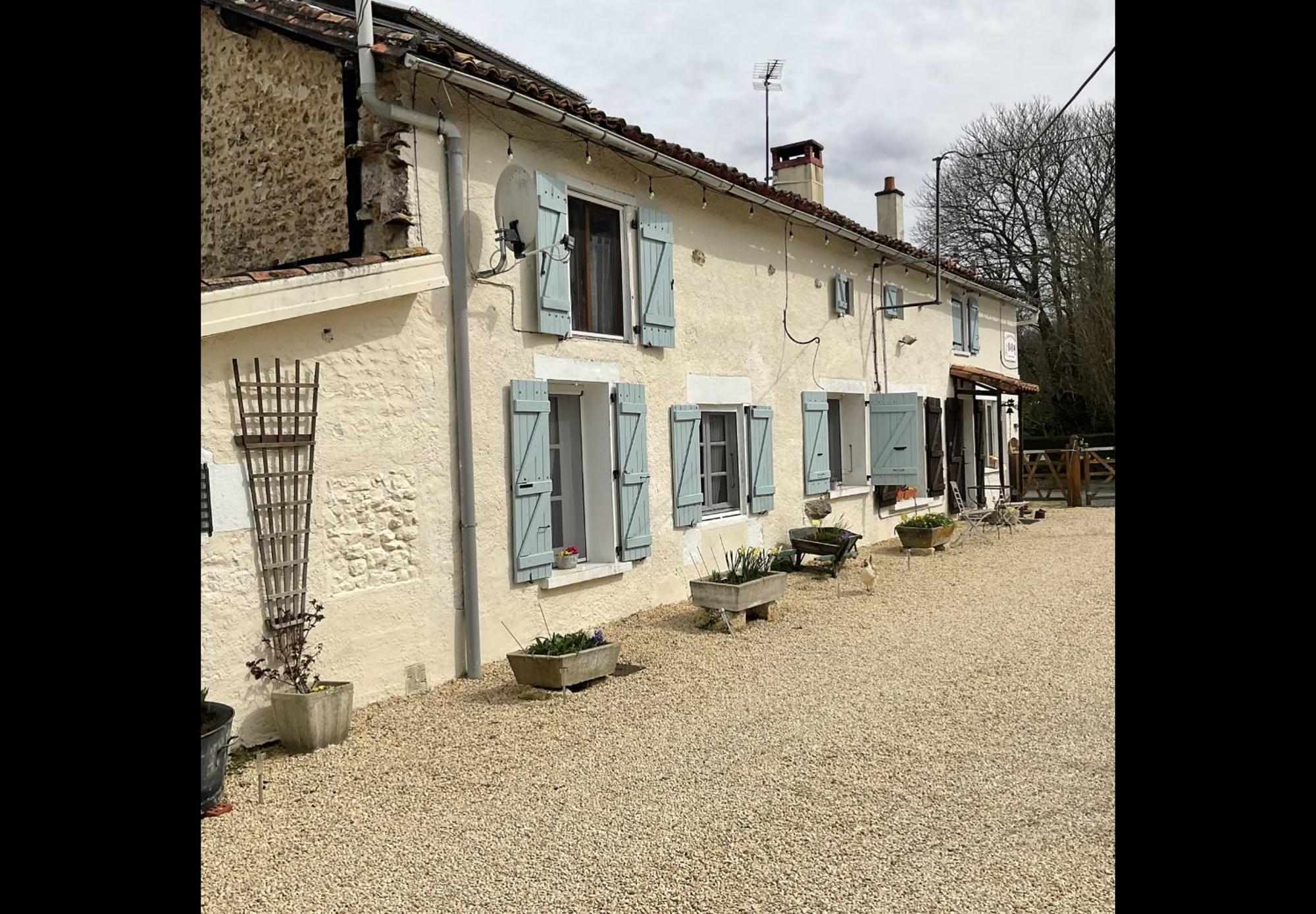 Le Jardin De Rose 24 Feuillebert Romagne 86700 Bed & Breakfast Exterior photo